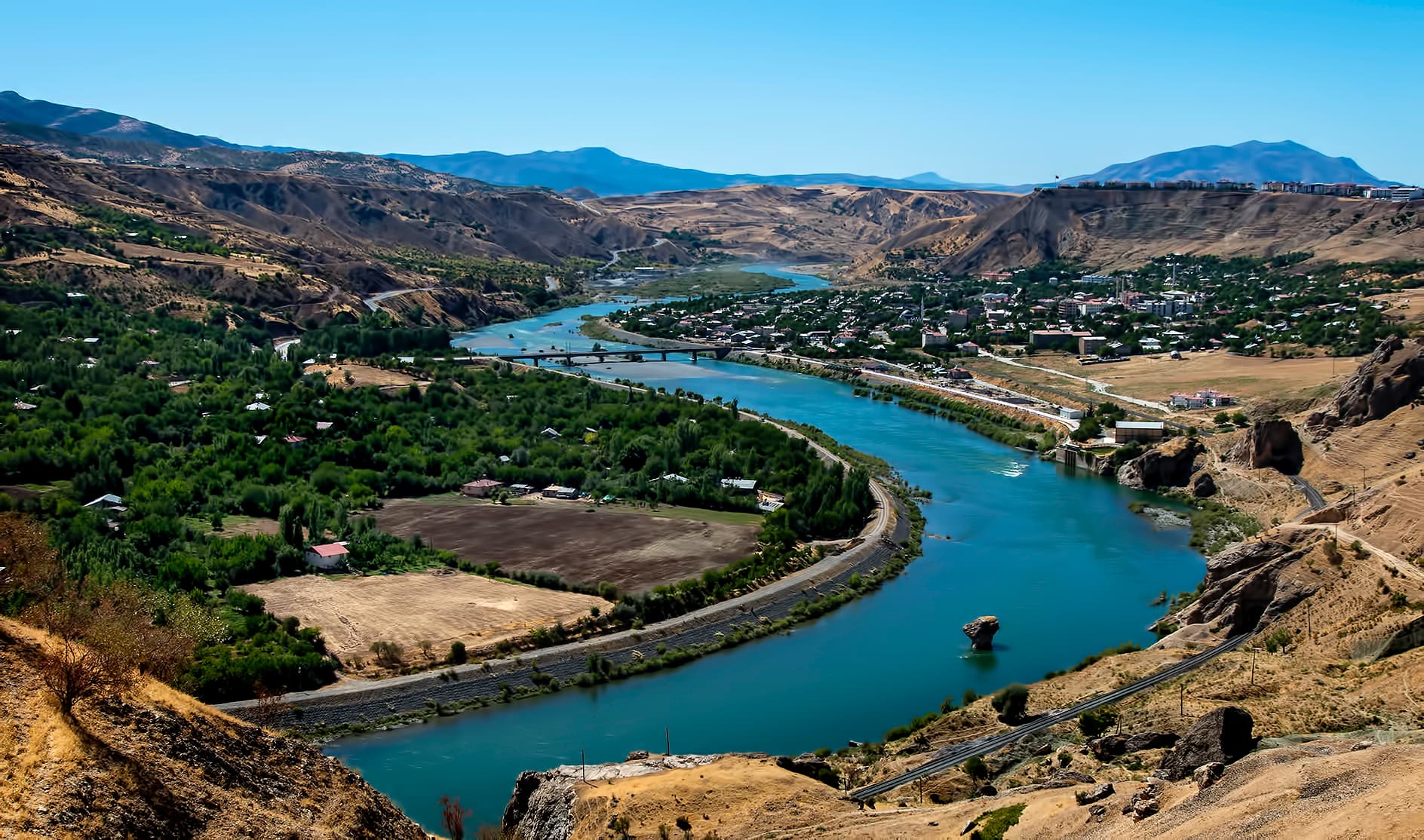 Palu Kalesi ve Murat Nehri