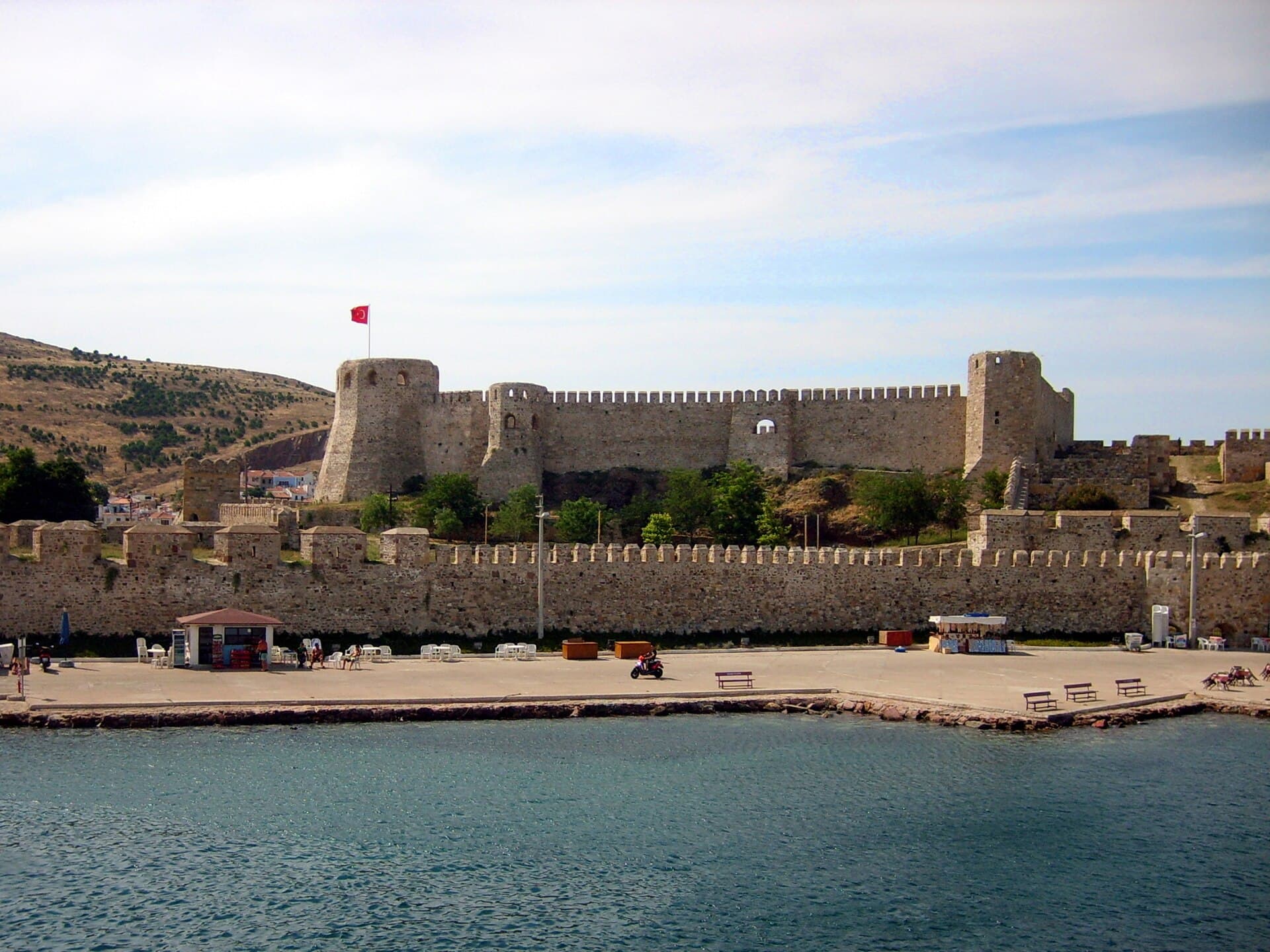 Limanın yanındaki Bozcaada Kalesi